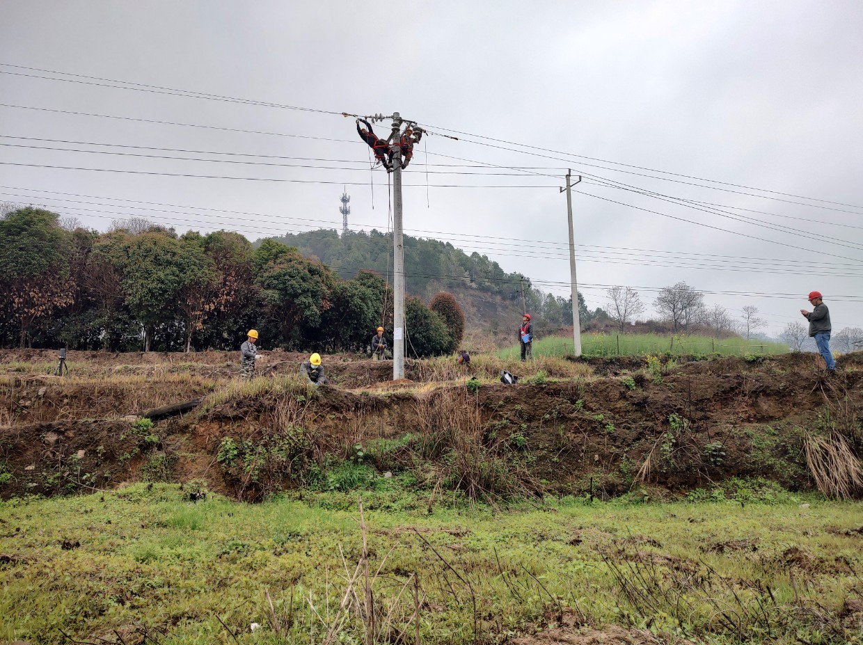 國網(wǎng)中方縣供電公司:春檢消缺忙 黨員勇?lián)?dāng)