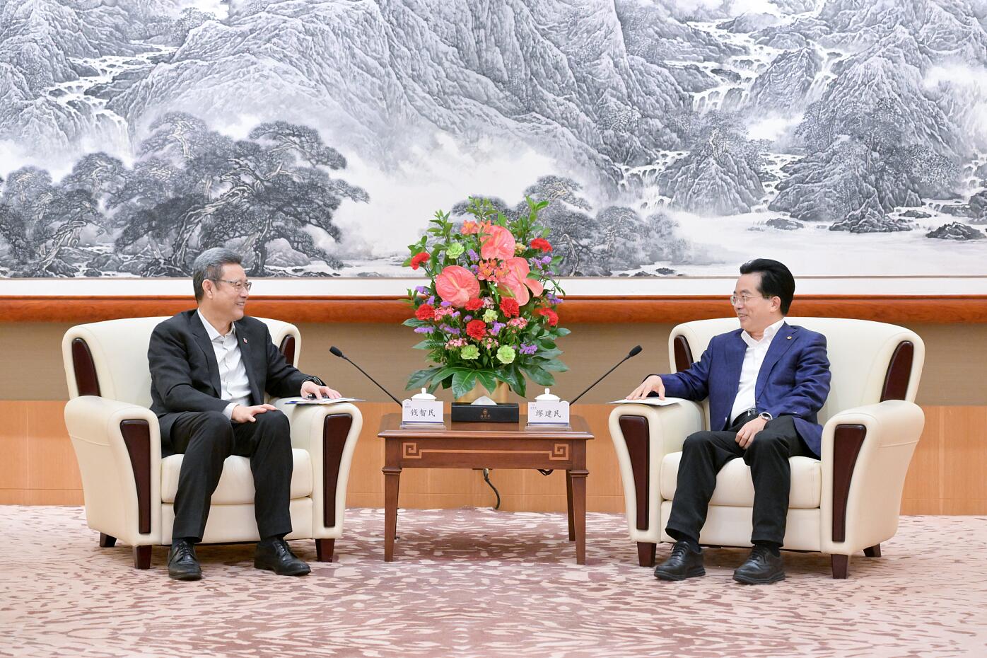 國(guó)家電投黨組書(shū)記、董事長(zhǎng)錢智民與中國(guó)旅游集團(tuán)董事長(zhǎng)陳寅會(huì)談