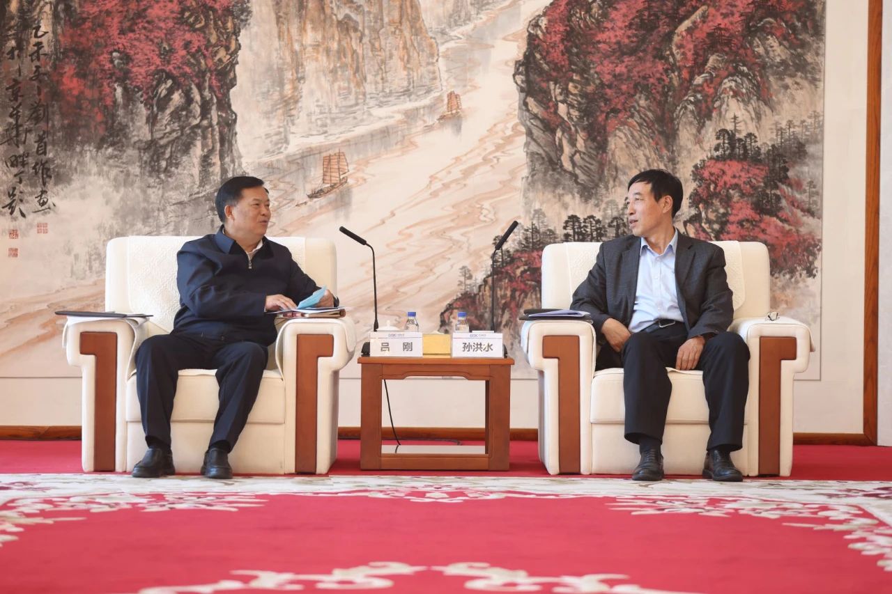 中國能建黨委副書記、總經(jīng)理孫洪水與青海省人大常委會副主任、海南州委書記呂剛座談