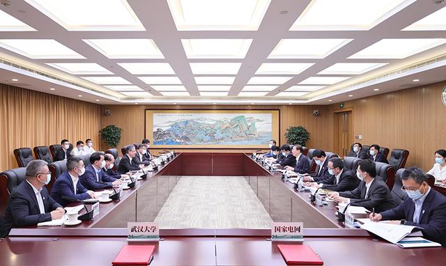 國家電網(wǎng)董事長辛保安、總經(jīng)理張智剛與武漢大學黨委書記黃泰巖、校長張平文會談