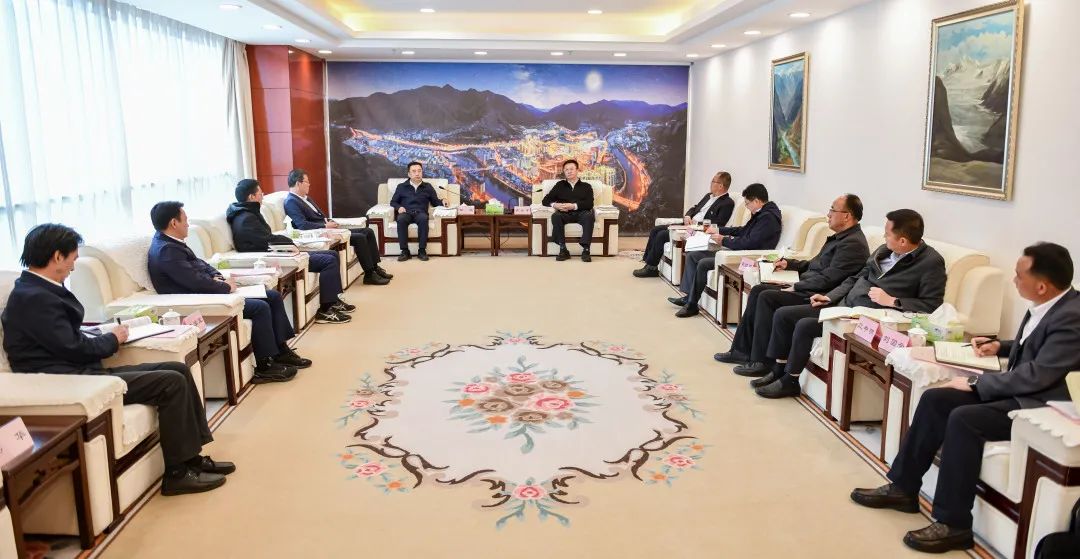 鄒磊與西藏自治區(qū)政府副主席、昌都市委書記龔會才，昌都市委副書記、市長羅慶伍會談