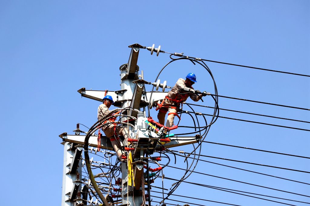 國(guó)網(wǎng)江蘇電力睢寧供電公司:冒高溫更換智能開關(guān)