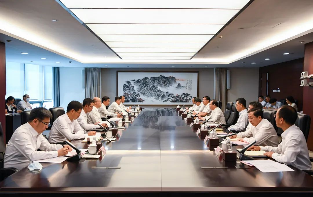 華電集團(tuán)黨組書(shū)記、董事長(zhǎng)江毅與河北省委副書(shū)記、省長(zhǎng)王正譜舉行會(huì)談