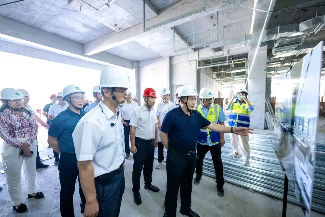賈振國(guó)深入A級(jí)大數(shù)據(jù)中心、國(guó)家重點(diǎn)實(shí)驗(yàn)室項(xiàng)目現(xiàn)場(chǎng)檢查慰問