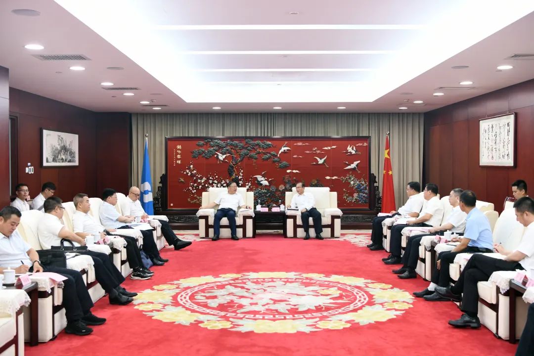 江毅與廣西壯族自治區(qū)人民政府黨組成員、國資委黨委書記秦如培舉行會談