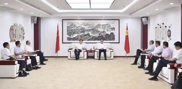 漯河市委書記秦保強(qiáng)、市長(zhǎng)黃鈁會(huì)見中國(guó)電建華中區(qū)總部黨委書記、總經(jīng)理蹇尚友一行