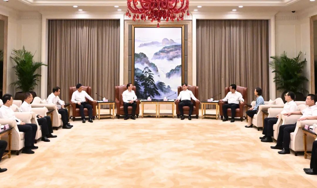 國家電網(wǎng)公司董事長、黨組書辛保安與福建省委書記周祖翼、省長趙龍會談