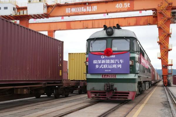 國產(chǎn)新能源汽車，坐火車“出?！?