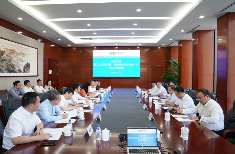 李麗娜與鎮(zhèn)江市委常委、常務(wù)副市長(zhǎng)秦海濤會(huì)談