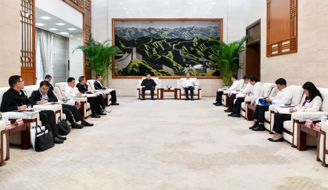 大唐集團有限公司黨組書記、董事長鄒磊與廣西壯族自治區(qū)國資委黨委書記秦如培會談