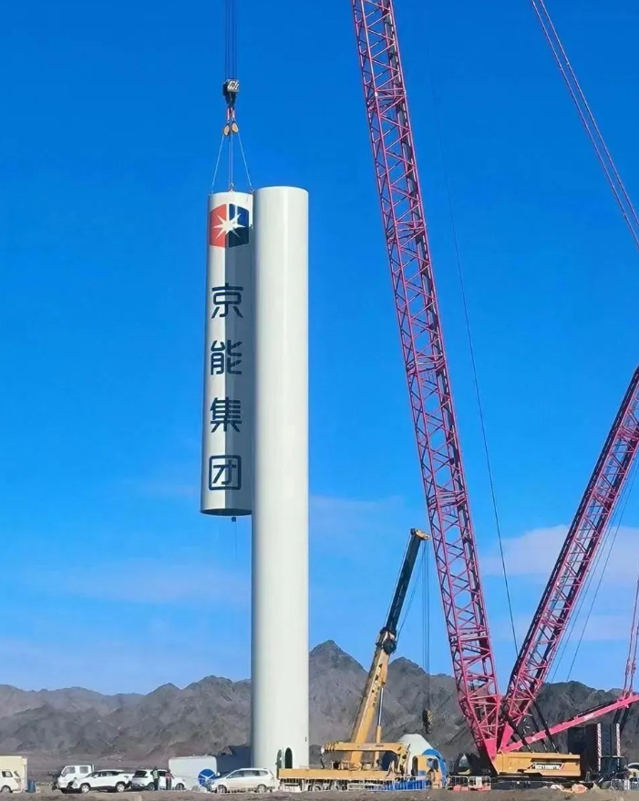 玉門樓兒山10萬千瓦風電項目首套塔筒順利吊裝