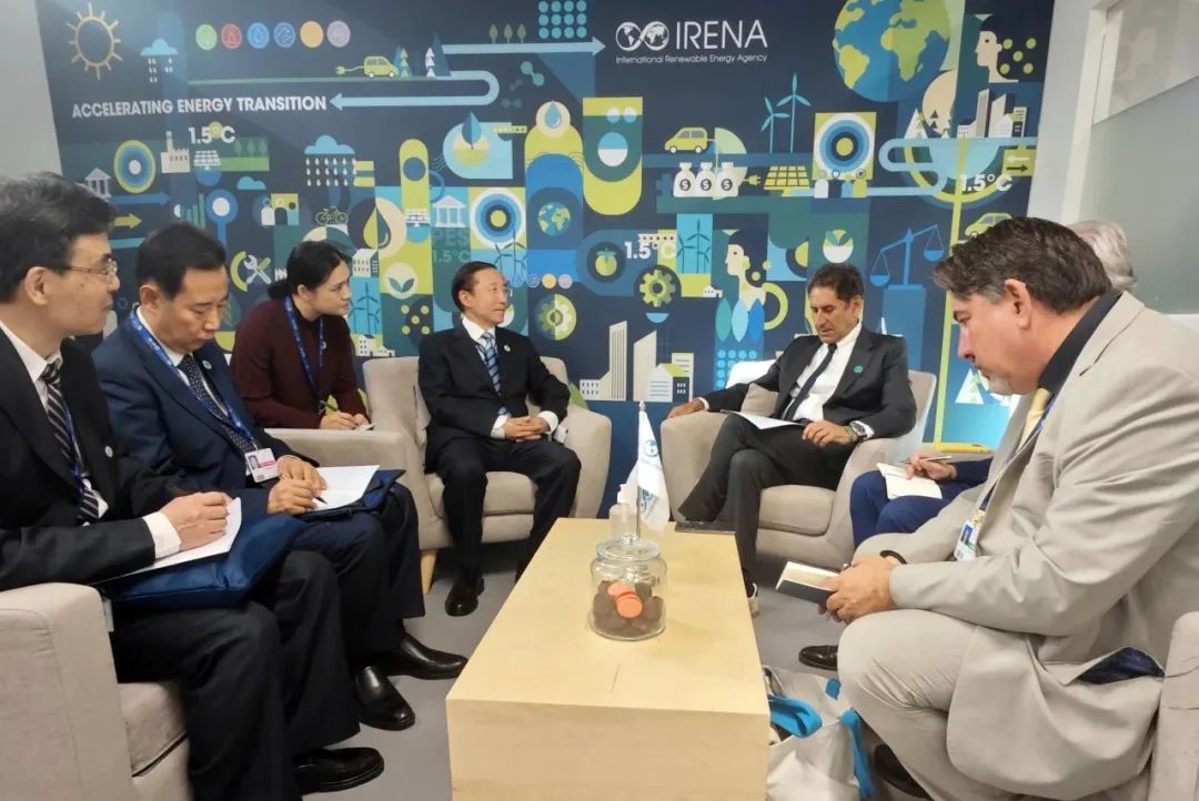 國家電網(wǎng)董事長辛保安與國際可再生能源署總干事卡梅拉、阿布扎比能源局主席阿爾馬拉爾、聯(lián)合國可持續(xù)發(fā)展解決方案網(wǎng)絡(luò)主席薩克斯會(huì)談
