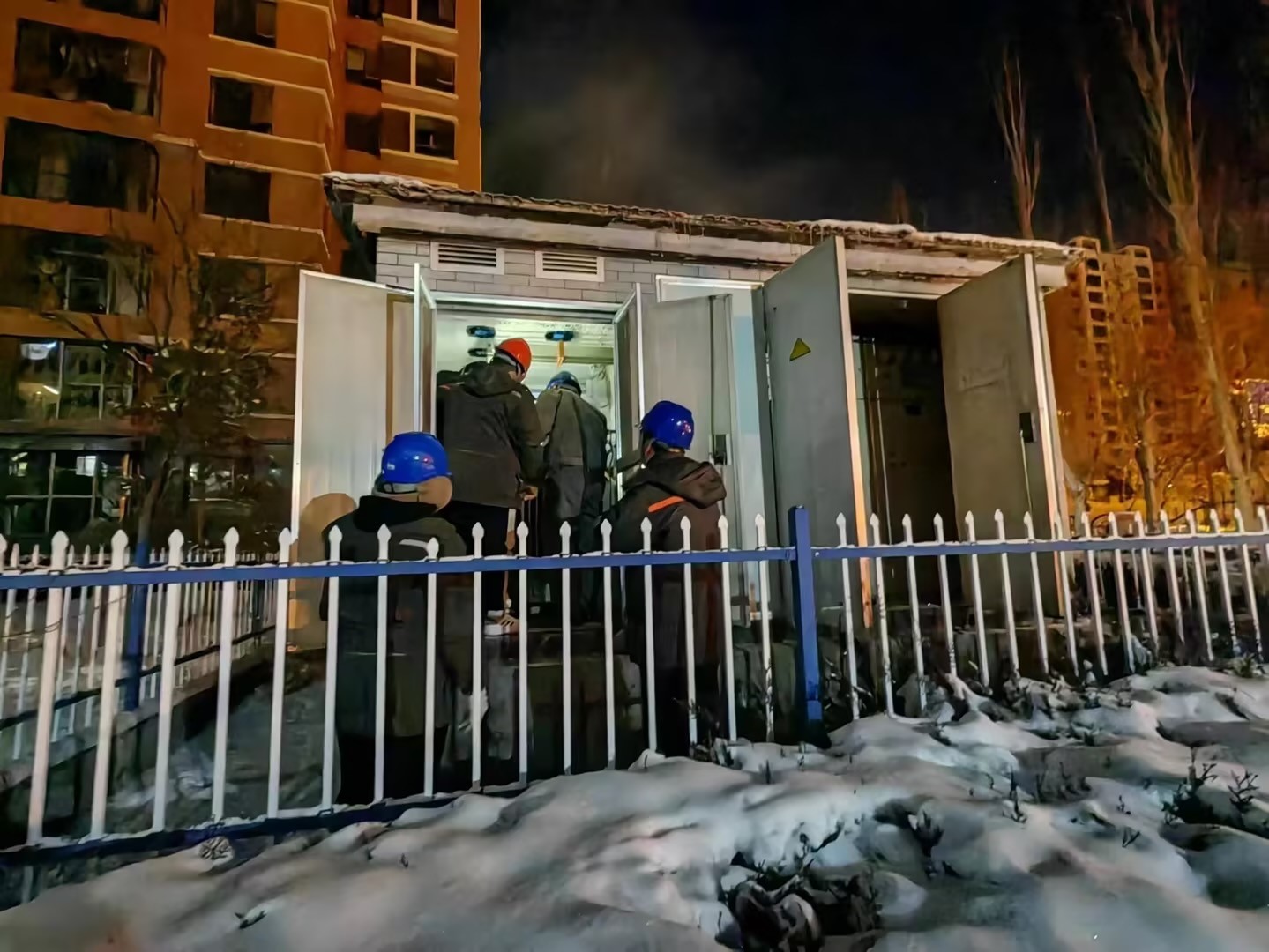 風(fēng)雪來襲入冬寒，電力搶修送溫暖