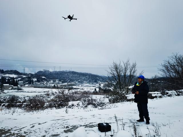 貴陽供電局:寒流中巡檢輸電線路 為百姓的“溫暖”保駕護(hù)航