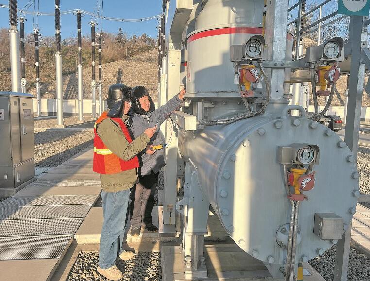 國網(wǎng)安徽超高壓公司度冬保供，帶電檢測主網(wǎng)設(shè)備