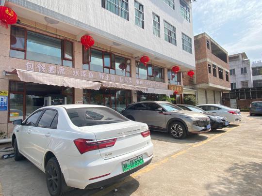 返鄉(xiāng)新能源車主尋覓公用充電樁，鄉(xiāng)村充電補(bǔ)能仍有待解決