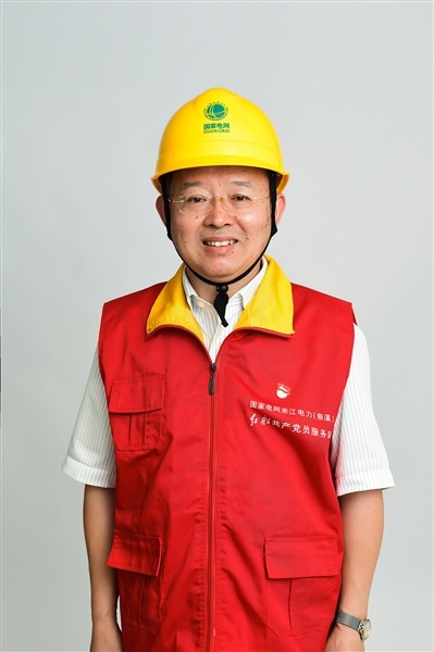 全國(guó)人大代表、國(guó)網(wǎng)浙江慈溪市供電公司客服中心社區(qū)經(jīng)理錢(qián)海軍——讓訴訟服務(wù)之光照亮千家萬(wàn)戶(hù)