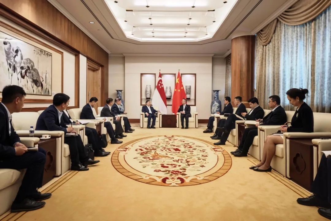 中國(guó)能建黨委書記、董事長(zhǎng)宋海良與中國(guó)駐新加坡大使館臨時(shí)代辦朱憬會(huì)談