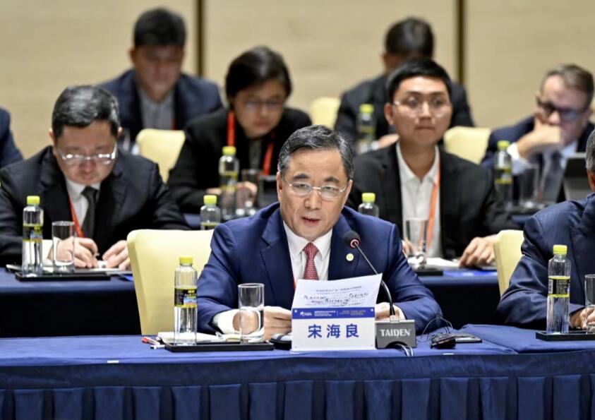 中國(guó)能建黨委書(shū)記、董事長(zhǎng)宋海良參加中外企業(yè)家代表座談并發(fā)言