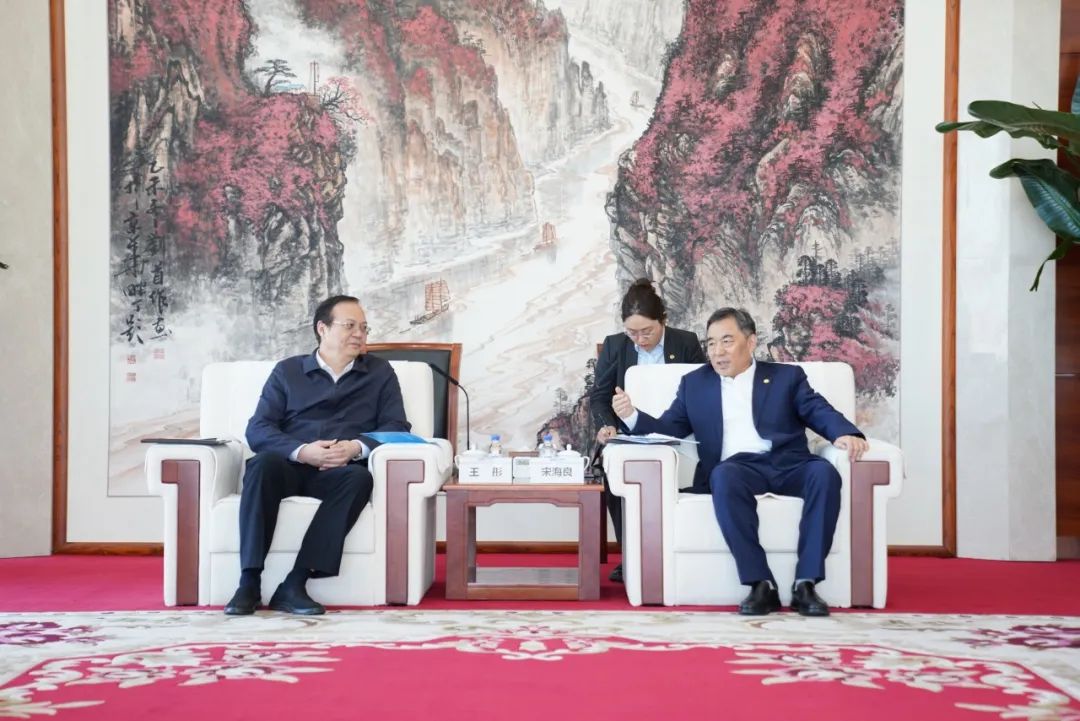 中國(guó)能建黨委書(shū)記、董事長(zhǎng)宋海良與歐洲自然科學(xué)院院士、中國(guó)發(fā)展研究院院長(zhǎng)王彤會(huì)談