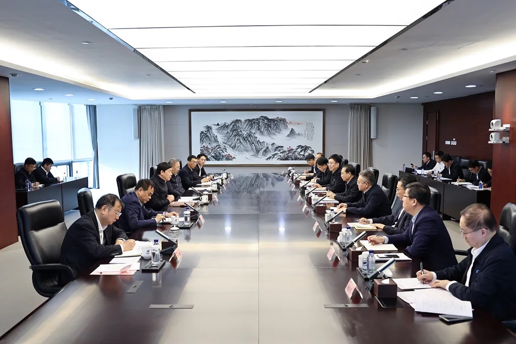 華電集團(tuán)董事長(zhǎng)江毅、總經(jīng)理葉向東與國家電網(wǎng)董事長(zhǎng)、黨組書記張智剛會(huì)談