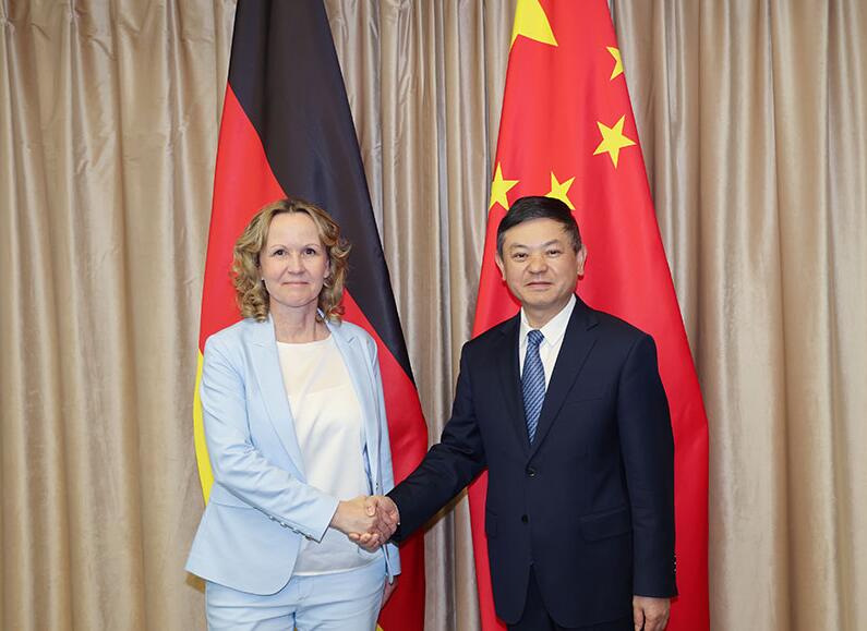 生態(tài)環(huán)境部部長黃潤秋會見德國聯(lián)邦環(huán)境、自然保護、核安全與消費者保護部長萊姆克