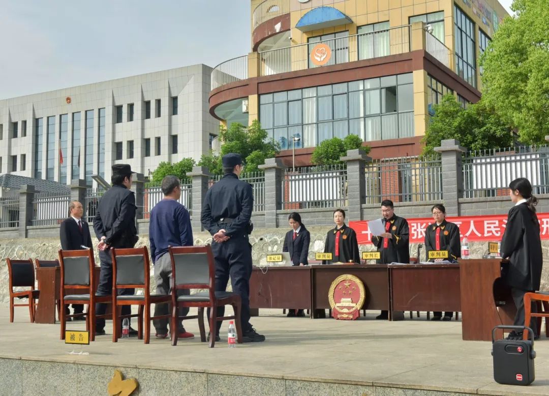 湖北十堰:架電網(wǎng)觸“法網(wǎng)”,變庭審為“課堂”