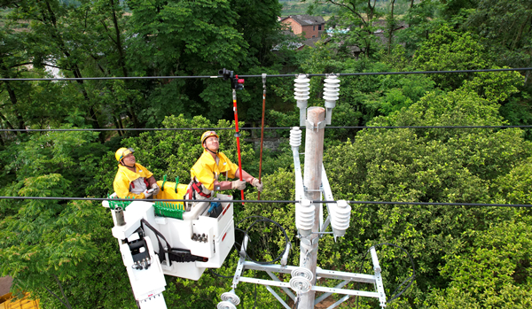 重慶長壽供電公司帶電作業(yè)助力鄉(xiāng)村標準化臺區(qū)建設(shè)