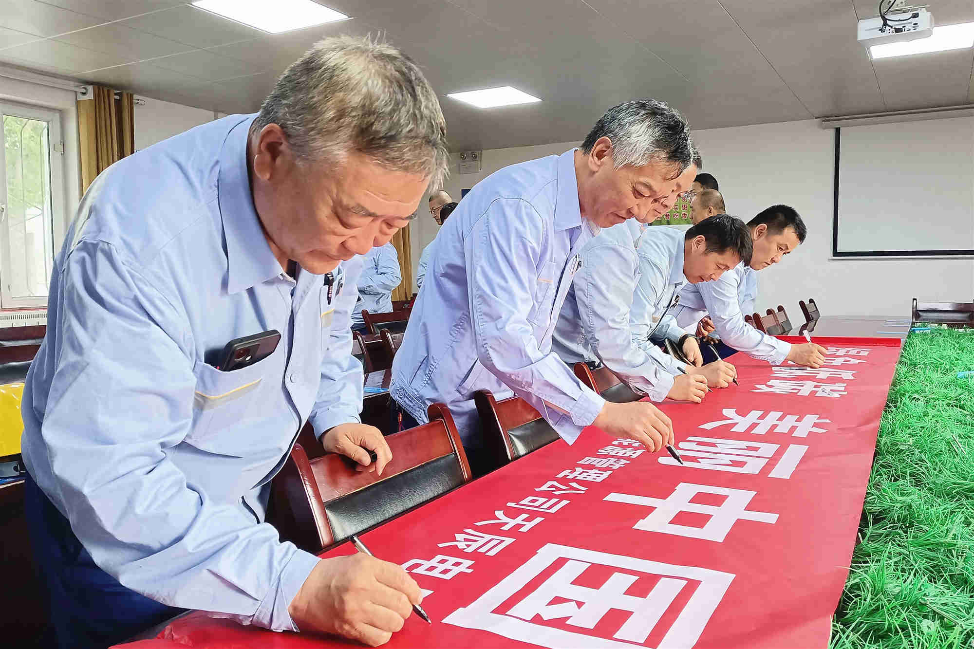 新疆天業(yè)能源管理公司開展“綠色低碳 美麗中國”主題宣傳活動(dòng)