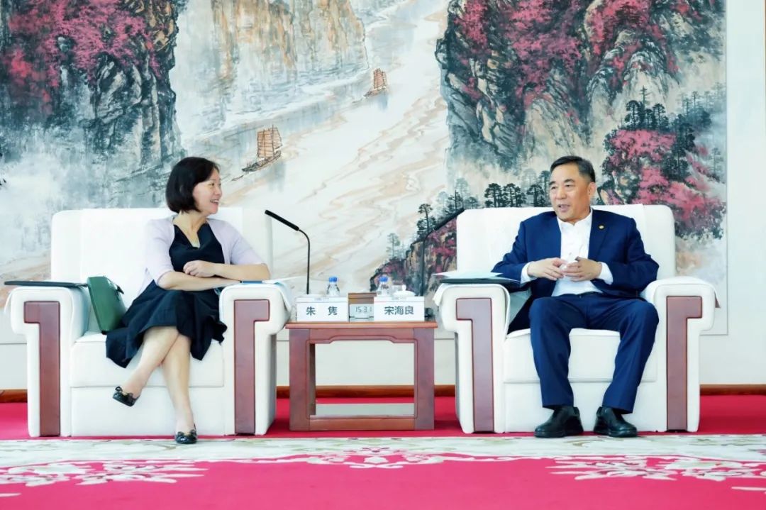 中國(guó)能建黨委書(shū)記、董事長(zhǎng)宋海良與絲路基金董事長(zhǎng)朱雋會(huì)談
