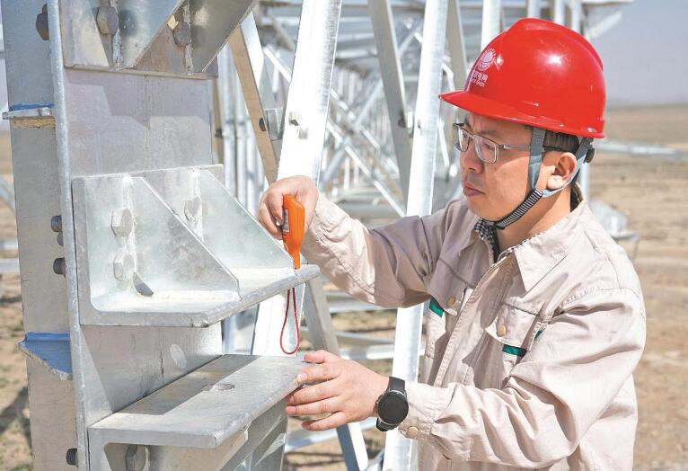 李?。涸痪€建電網(wǎng) 當好工程“大管家”