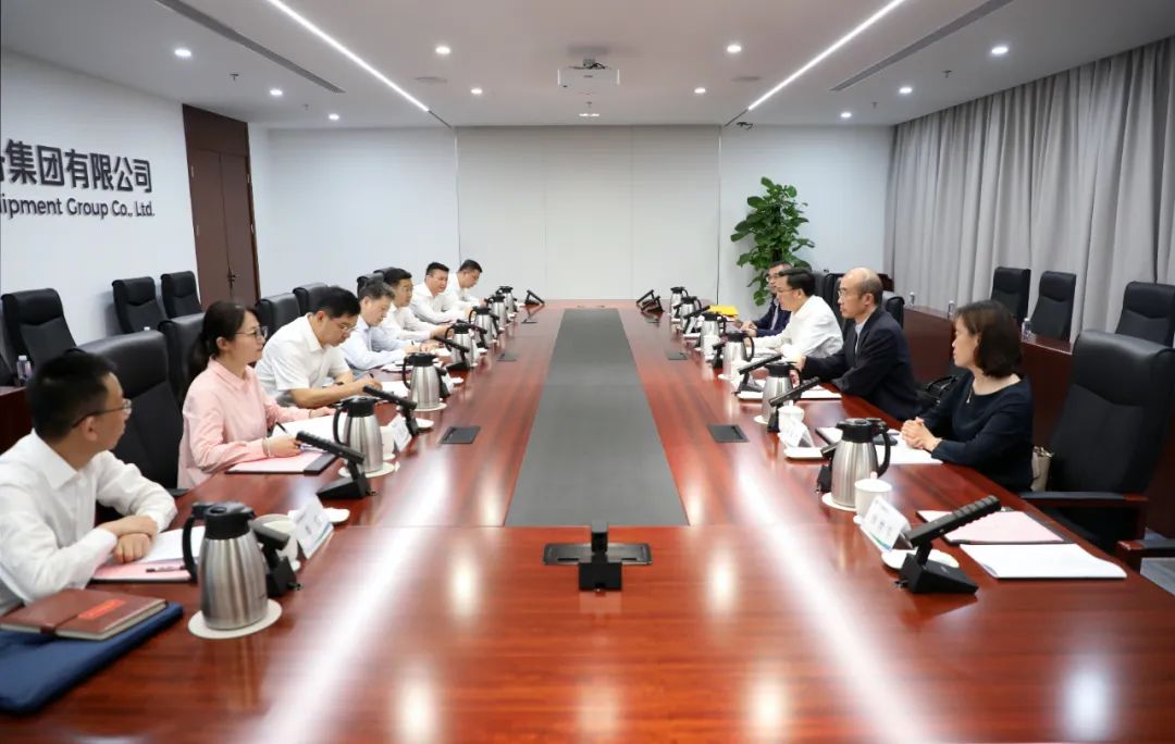 中國電氣裝備黨委副書記、總經(jīng)理周群會(huì)見上海市經(jīng)信委副主任湯文侃