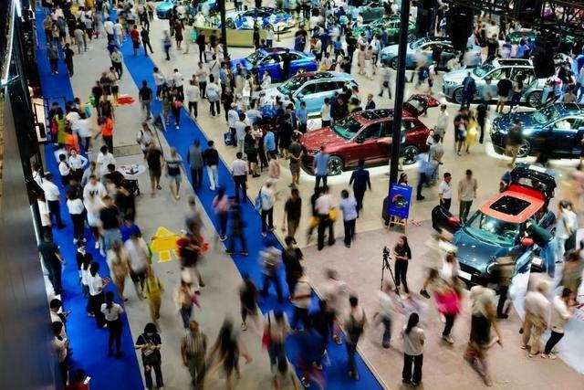 新能源車，熱!燃油車，冷!