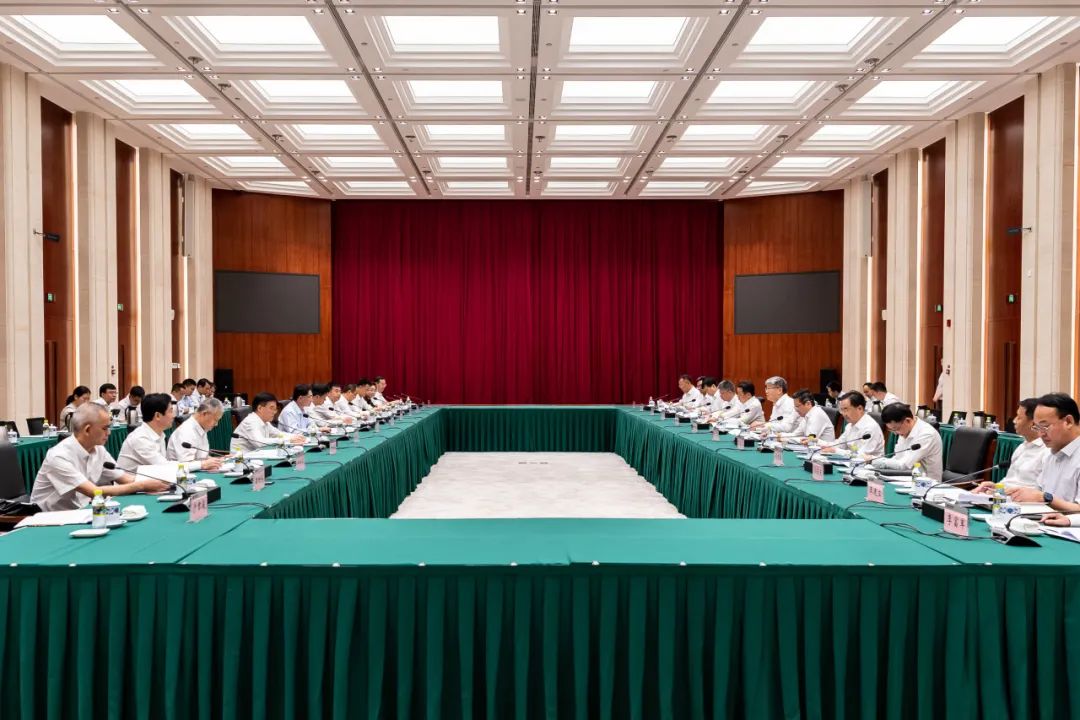 國家能源集團(tuán)黨組書記、董事長劉國躍與廣西壯族自治區(qū)人民政府主席藍(lán)天立舉行工作會談