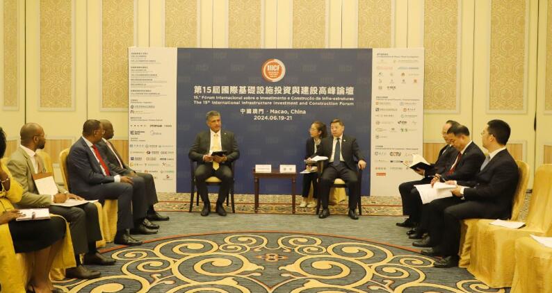 葛洲壩集團黨委書記、董事長譚華與安哥拉能源水利部部長若昂·博爾熱斯座談