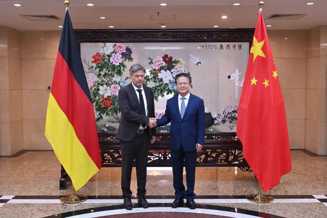 國家發(fā)展改革委主任鄭柵潔同德國聯邦副總理哈貝克舉行中德氣候變化和綠色轉型對話合作機制首次高級別對話