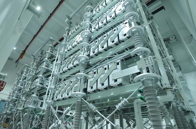 全國(guó)首套電網(wǎng)側(cè)構(gòu)網(wǎng)型SVG在成都投運(yùn)