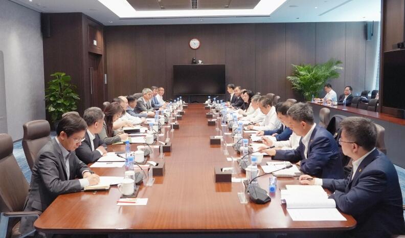 中國(guó)能建黨委書(shū)記、董事長(zhǎng)宋海良與中信集團(tuán)黨委書(shū)記、董事長(zhǎng)奚國(guó)華會(huì)談