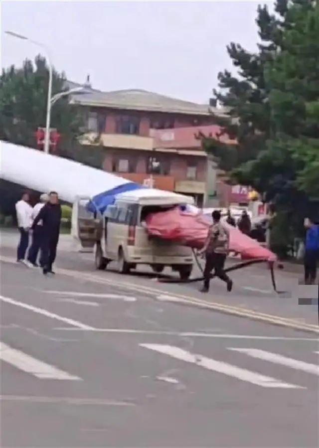 黑龍江一面包車被風電機葉片刺穿，知情人：車上載有7人