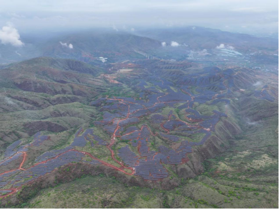 元謀平新復合型光伏基地項目實現(xiàn)全容量并網(wǎng)發(fā)電