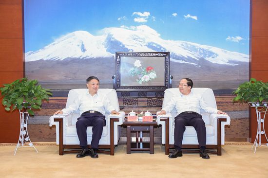 華能集團(tuán)有限公司黨組書(shū)記、董事長(zhǎng)溫樞剛拜會(huì)克州黨委書(shū)記王學(xué)東