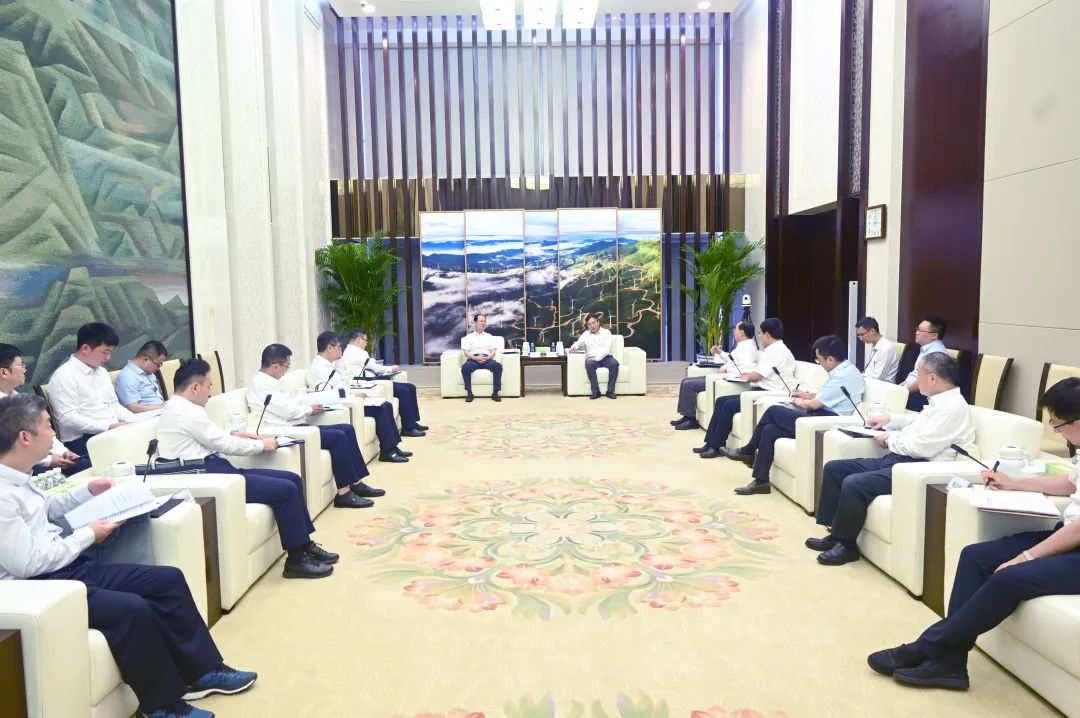 中國(guó)電建黨委書(shū)記、董事長(zhǎng)丁焰章與國(guó)家電投黨組書(shū)記、董事長(zhǎng)劉明勝會(huì)談