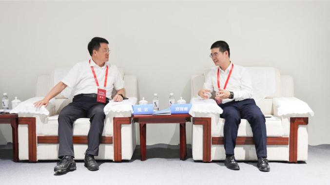 吳云與中國(guó)科學(xué)院院士、中國(guó)氫能聯(lián)盟戰(zhàn)略指導(dǎo)委員會(huì)委員、廈門大學(xué)教授鄭南峰座談