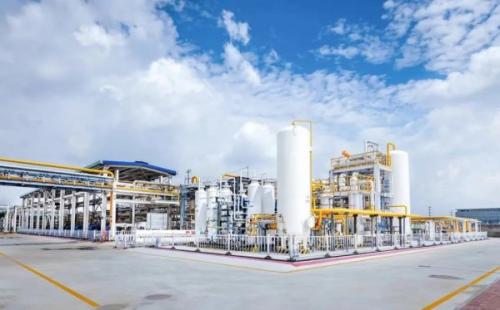 在百年上海龍華機(jī)場(chǎng)變身開展城市更新的上海徐匯西岸地區(qū)，一座傾注綠色低碳技術(shù)的“零碳樓”拔地而起，即將進(jìn)入建筑環(huán)節(jié)中最忙碌、最繁瑣的裝修工程階段。這座“綠色建筑”是東航資產(chǎn)在民航建筑領(lǐng)域的創(chuàng)新探索成果，