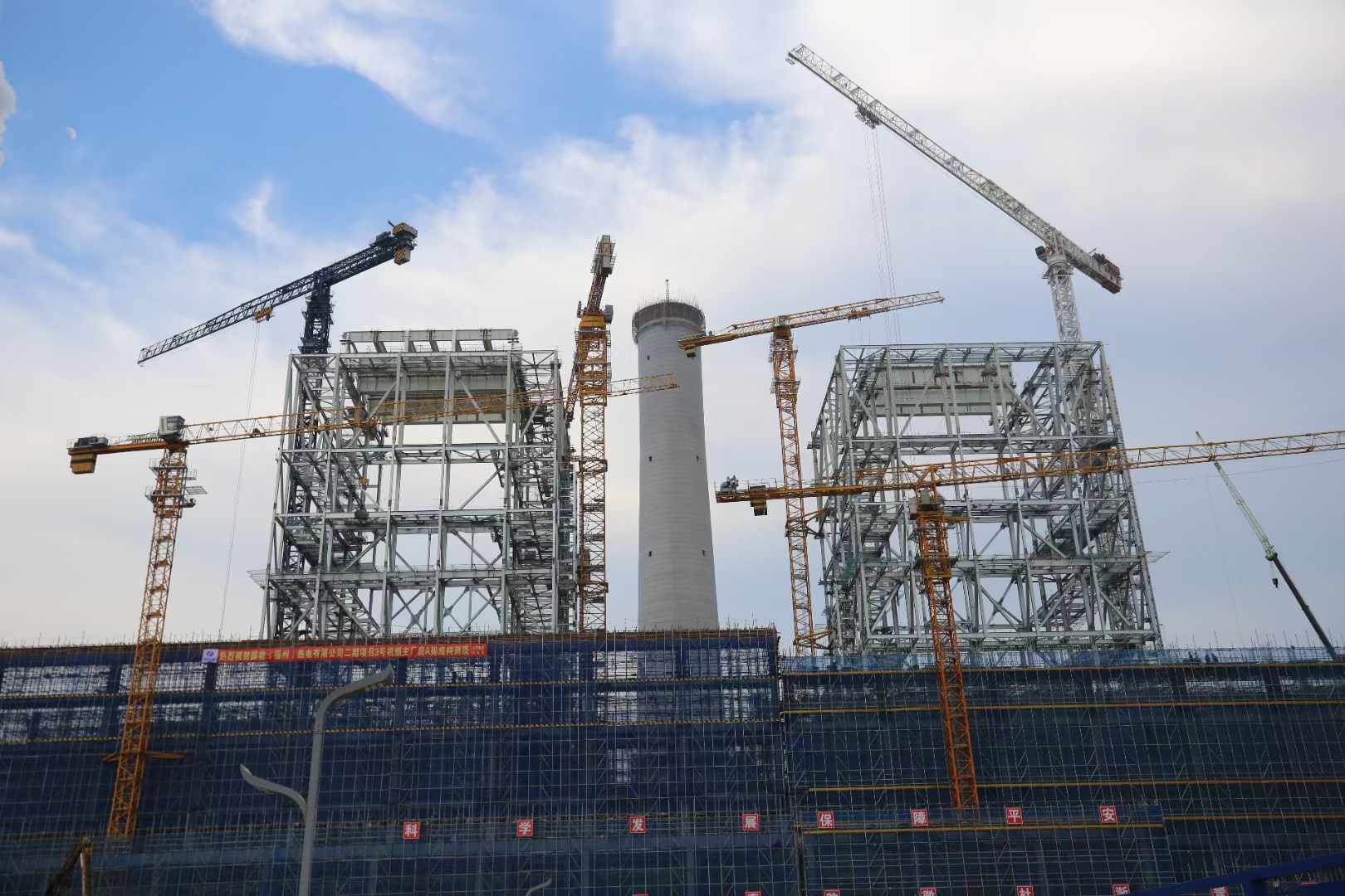 國(guó)能(福州)熱電有限公司二期3號(hào)主廠房A列結(jié)構(gòu)結(jié)頂