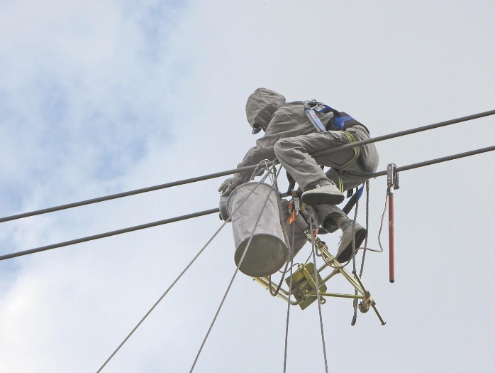 國(guó)網(wǎng)青海超高壓公司帶電安裝智能裝置，遠(yuǎn)程診斷線路故障
