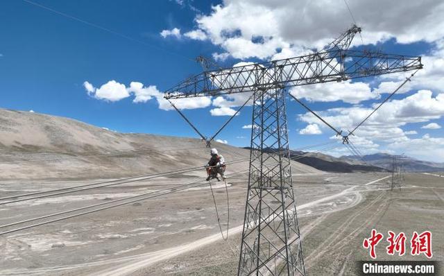 中國(guó)超高壓輸電線(xiàn)路帶電作業(yè)創(chuàng)海拔新高