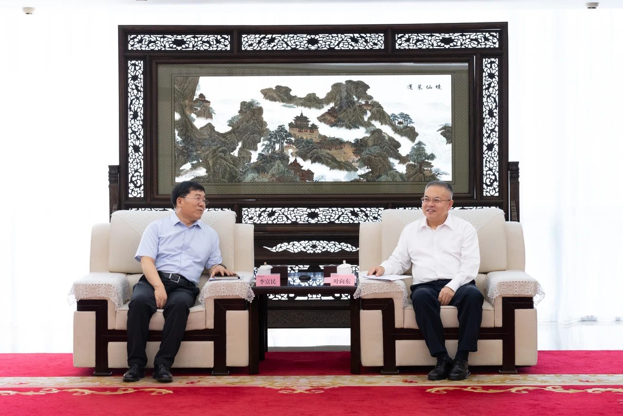 華電集團黨組副書記、總經(jīng)理葉向東與三峽集團黨組副書記、總經(jīng)理李富民舉行會談
