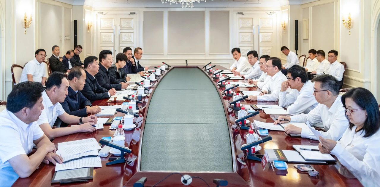 大唐集團總經(jīng)理、黨組副書記張傳江與青海省海南州委書記呂剛、州長尕瑪朋措會談