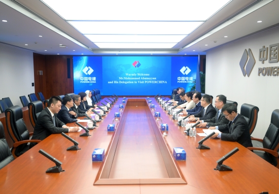 中國電建黨委書記、董事長丁焰章與沙特國際電力和水務公司董事長阿布納亞舉行會談